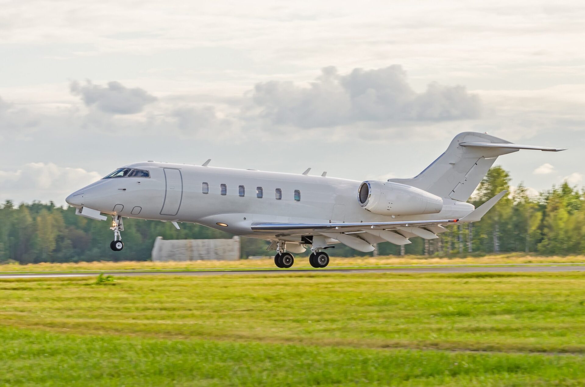 Bombardier Challenger 300 moments before landing