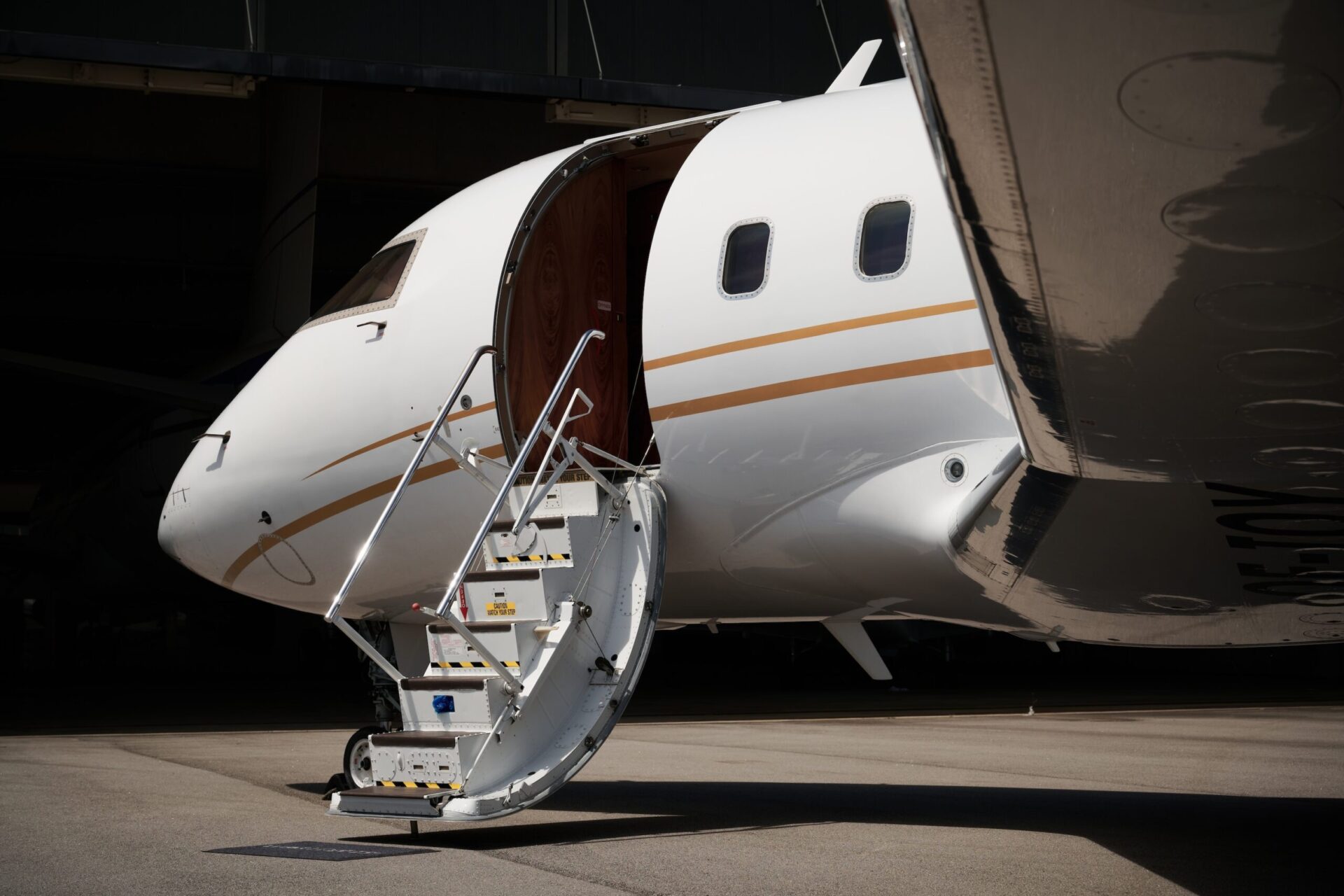 Key Features of the Challenger 604 image 1